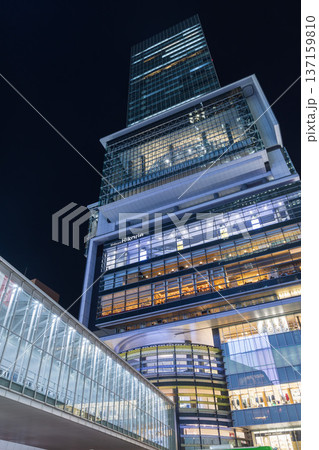 渋谷駅前の高層ビル群　東京夜景 137159810