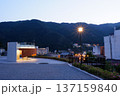 山を背景にした休憩施設と街灯の夜景 137159840