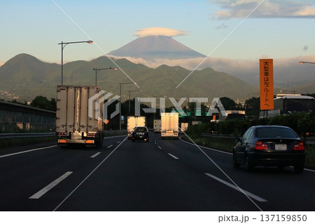 笠雲・富士山・東名高速大井松田【神奈川県足柄上郡】 笠雲・富士山・東名高速大井松田【神奈川県足柄上郡】 137159850