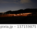 ダム頂上の通路の明かり 137159875