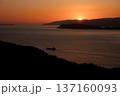 紀州加太から見る水平線の夕陽 137160093