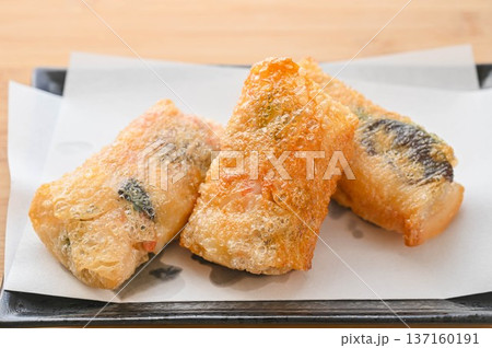 揚げ焼きした湯葉巻き 揚げ焼きした湯葉巻き 137160191