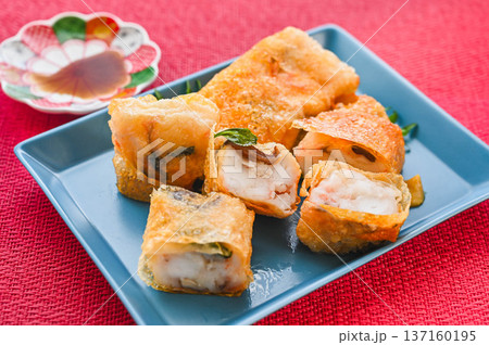 揚げ焼きした湯葉巻き 揚げ焼きした湯葉巻き 137160195