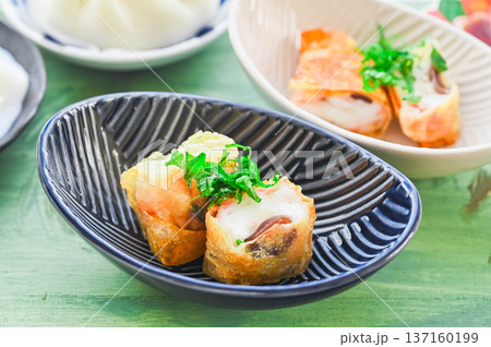 揚げ焼きした湯葉巻き 揚げ焼きした湯葉巻き 137160199
