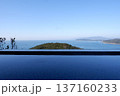 温泉から見る青い海 137160233