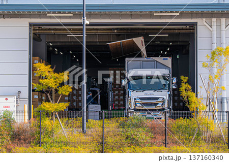 大型物流施設のトラックバースと荷物の積込作業【千葉県印西市】 137160340