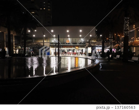 夜光に浮かぶ水辺の広場 ― St Leonardsの静かな夜 夜光に浮かぶ水辺の広場 ― St Leonardsの静かな夜 137160563