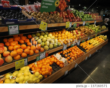 色彩が並ぶ果物売り場 ― Woolworths Metro Kings Cross 137160571
