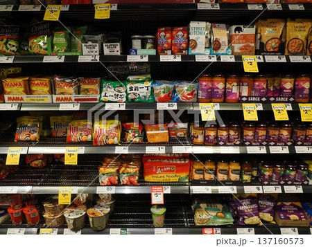 多彩なインスタント食品が並ぶ棚 ― Woolworths Metro Kings Cross 多彩なインスタント食品が並ぶ棚 ― Woolworths Metro Kings Cross 137160573