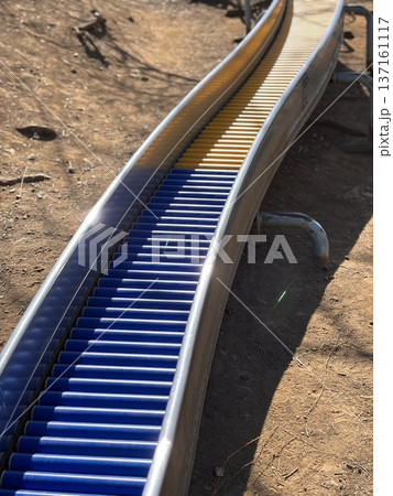 公園　ローラー滑り台　遊び 137161117