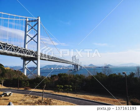 与島パーキングエリアから見る備讃瀬戸大橋 137161193