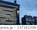 ビルと街灯 137161200