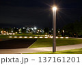 誰もいない公園のベンチと照らす街灯 137161201