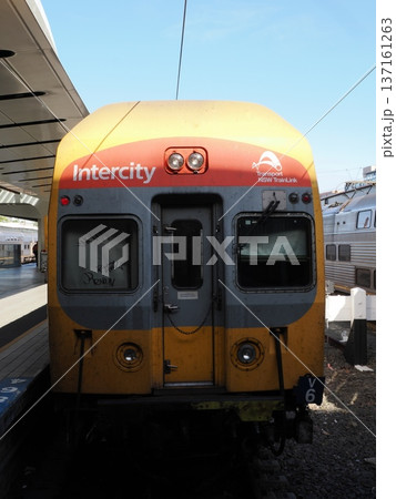 Intercity 44 が佇む駅ホーム ― 正面に映る力強さ 137161263
