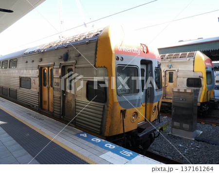 向かい合うダブルデッカー車両 ― 駅ホームに並ぶ存在感 向かい合うダブルデッカー車両 ― 駅ホームに並ぶ存在感 137161264