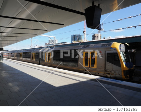静かに停車する通勤列車 ― 都市のホームに広がる時間 137161265