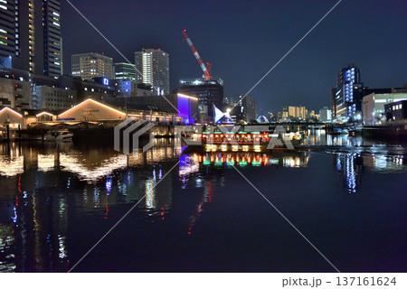 屋形船が通り過ぎる天王洲アイルの夜景 屋形船が通り過ぎる天王洲アイルの夜景 137161624