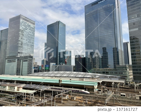 丸の内川から見た東京駅_ 北陸新幹線はくたか号と東海道新幹線のぞみ号が同時に写っている 丸の内川から見た東京駅_ 北陸新幹線はくたか号と東海道新幹線のぞみ号が同時に写っている 137161727