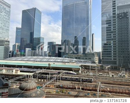 丸の内川から見た東京駅_ 北陸新幹線はくたか号と在来線の電車が同時に写っている 丸の内川から見た東京駅_ 北陸新幹線はくたか号と在来線の電車が同時に写っている 137161728