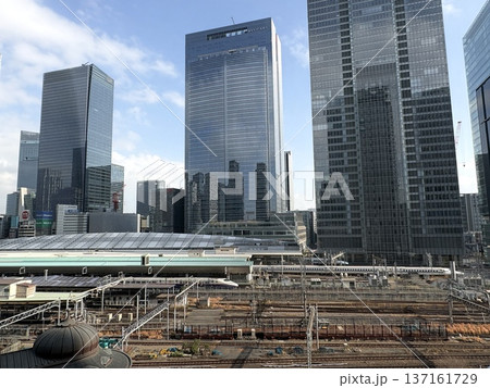 丸の内川から見た東京駅_ 北陸新幹線はくたか号と東海道新幹線のぞみ号が同時に写っている 丸の内川から見た東京駅_ 北陸新幹線はくたか号と東海道新幹線のぞみ号が同時に写っている 137161729