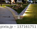 夜のベンチに残るボール 137161751