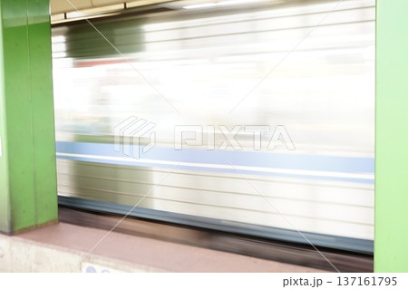 走り出す電車 走り出す電車 137161795
