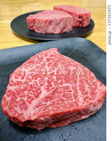 A5ランク国産黒毛和牛ランプ肉_ステーキ用肉_厚みのあるステーキ肉 137161975
