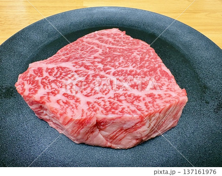 A5ランク国産黒毛和牛ランプ肉_ステーキ用肉_厚みのあるステーキ肉 137161976