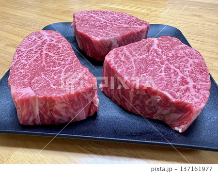 A5ランク国産黒毛和牛ランプ肉_ステーキ用肉_厚みのあるステーキ肉 137161977