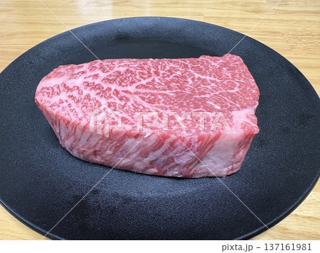 A5ランク国産黒毛和牛ランプ肉_ステーキ用肉_厚みのあるステーキ肉 137161981