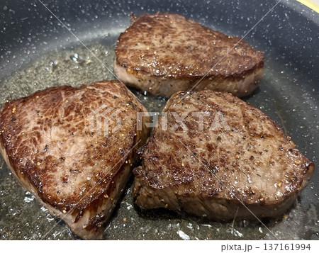 A5ランク国産黒毛和牛ランプ肉_ステーキ_厚みのあるステーキ肉 A5ランク国産黒毛和牛ランプ肉_ステーキ_厚みのあるステーキ肉 137161994