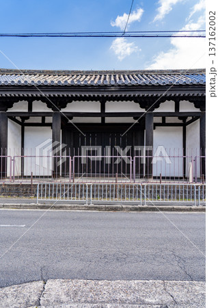京都　東寺　蓮華門（国宝）鎌倉時代再建の八脚門（勅使門）空海が高野山に向かう時使う門 137162002
