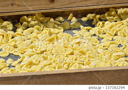 traditional italien Orecchiette 137162294