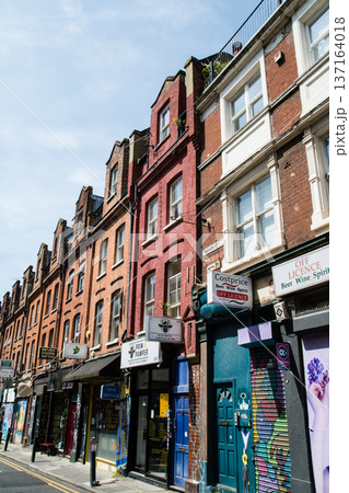 明るい日差しの下のレンガ造りの歴史的な建物が並ぶ街並み ロンドン東のショーディッチにて 明るい日差しの下のレンガ造りの歴史的な建物が並ぶ街並み ロンドン東のショーディッチにて 137164018