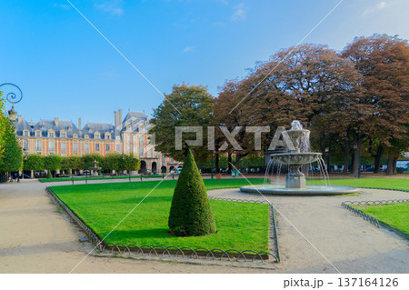 Place de Vosges, Paris 137164126
