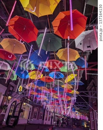 傘とイルミネーション 137164130