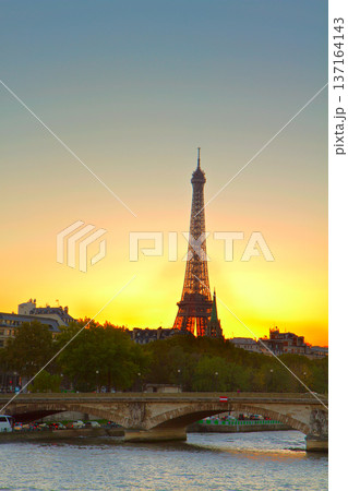 Eiffel tower at sunset, Paris Eiffel tower at sunset, Paris 137164143