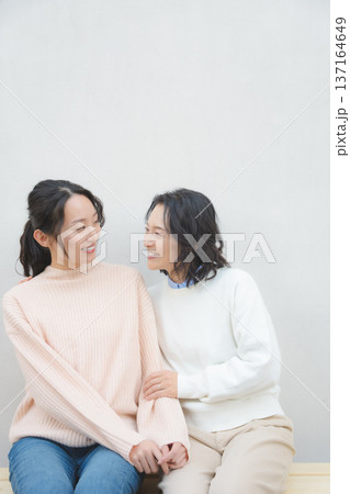 仲良し母娘のポートレート 仲良し母娘のポートレート 137164649