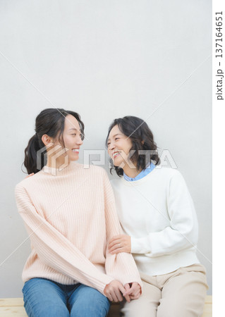 仲良し母娘のポートレート 仲良し母娘のポートレート 137164651