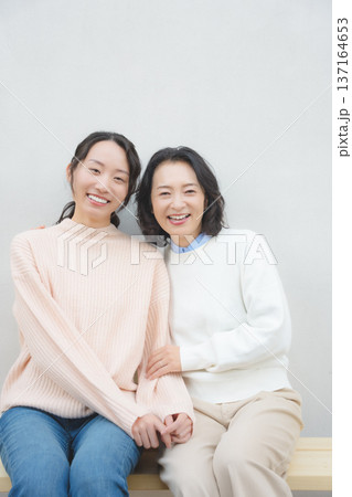仲良し母娘のポートレート 137164653