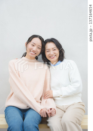 仲良し母娘のポートレート 137164654