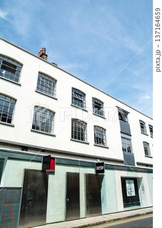 明るい日差しの下の白壁と格子窓と看板が並ぶ建物　ロンドン東のショーディッチの街並み 137164659