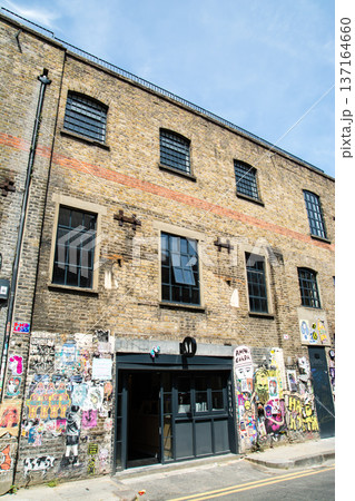 明るい日差しの下のレンガ造りの歴史的な建物が並ぶ街並み　ロンドン東のショーディッチにて 137164660
