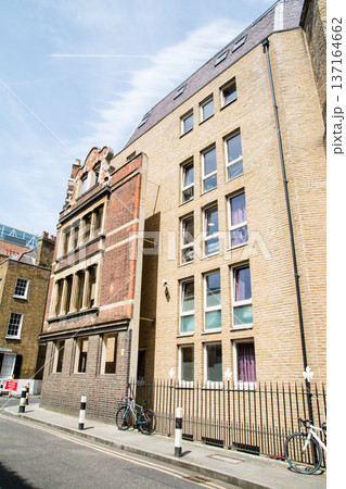 明るい日差しの下のレンガ造りの歴史的な建物が並ぶ街並み ロンドン東のショーディッチにて 明るい日差しの下のレンガ造りの歴史的な建物が並ぶ街並み ロンドン東のショーディッチにて 137164662