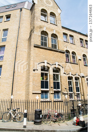 明るい日差しの下のレンガ造りの歴史的な建物が並ぶ街並み　ロンドン東のショーディッチにて 137164663