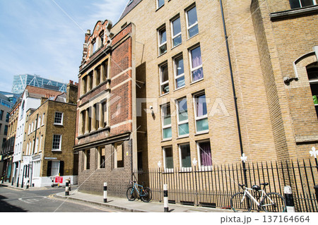 明るい日差しの下のレンガ造りの歴史的な建物が並ぶ街並み ロンドン東のショーディッチにて 明るい日差しの下のレンガ造りの歴史的な建物が並ぶ街並み ロンドン東のショーディッチにて 137164664