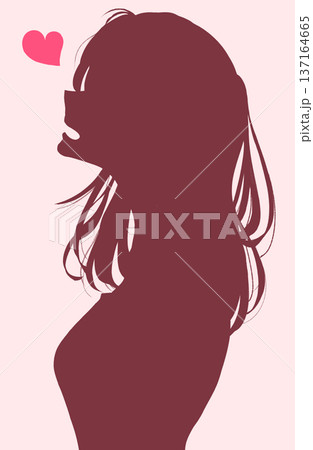 幸せそうな女性 横顔 シルエット 幸せそうな女性 横顔 シルエット 137164665