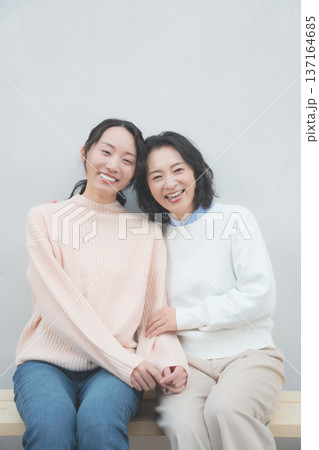 レトロ感のある仲良し母娘のポートレート レトロ感のある仲良し母娘のポートレート 137164685