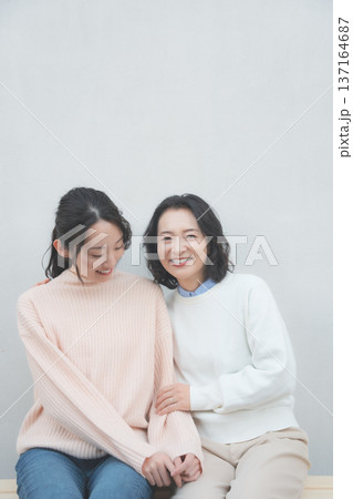 レトロ感のある仲良し母娘のポートレート 137164687