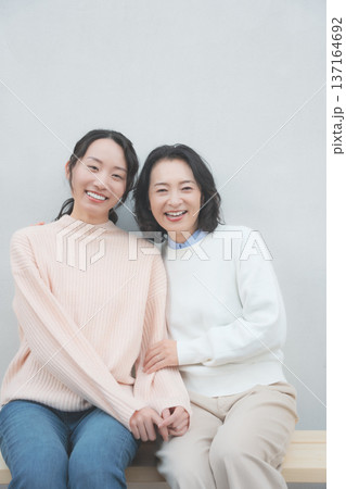 レトロ感のある仲良し母娘のポートレート 137164692